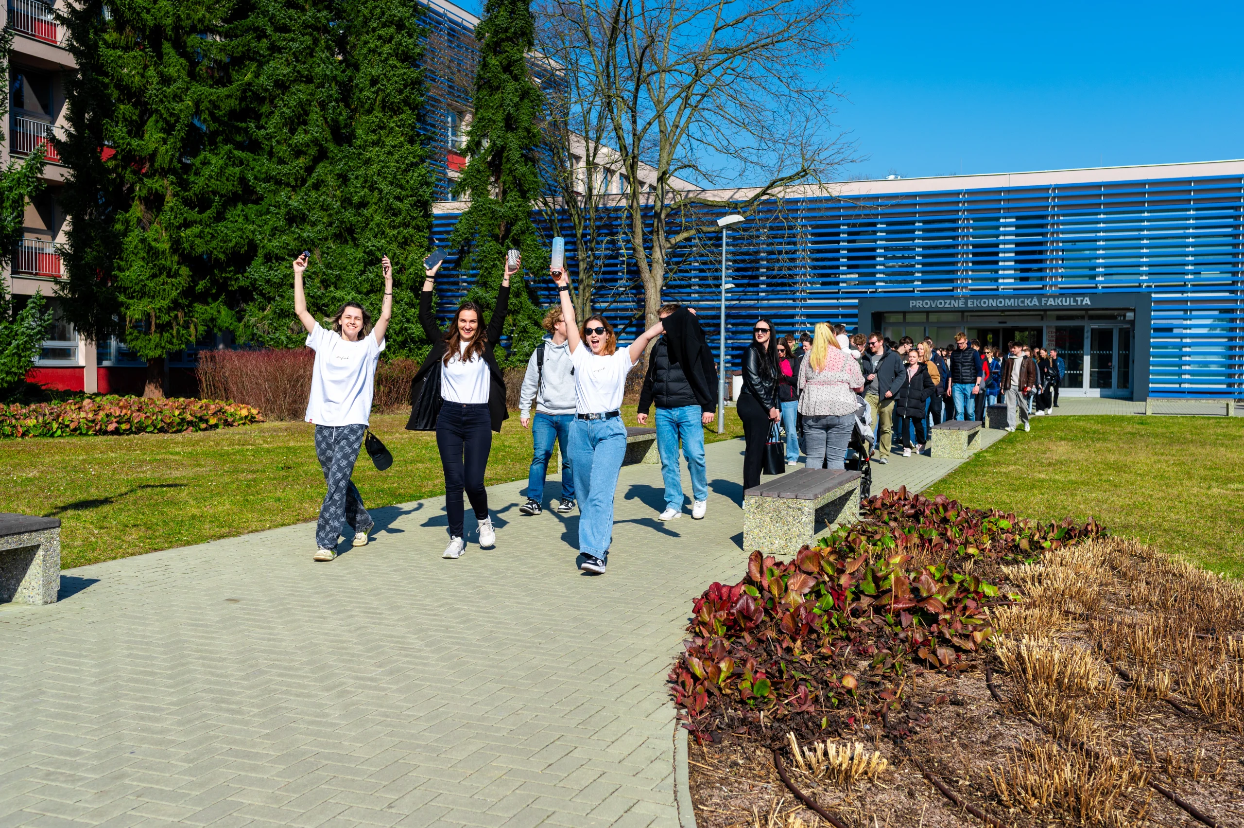 Studenti na prohlídce kampusu